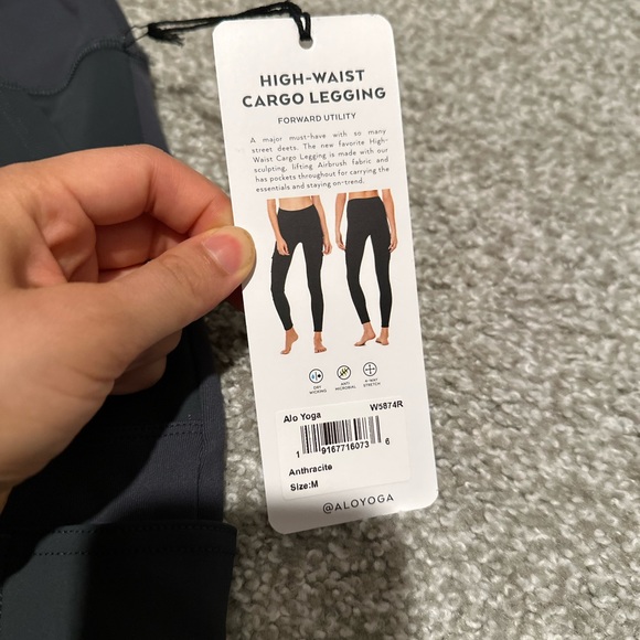 Alo High-Waist Cargo Legging, NWOT, Black, 4 pockets, new! Size M and XS - Picture 3 of 9